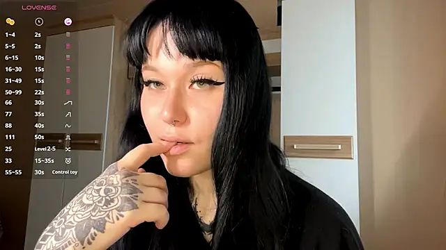 LaurenOveson online show from 6, 11, 2025