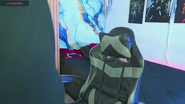 Tiler wolker online show from 9, 11, 2025