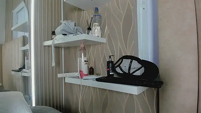 NhoanBrunette online show from 5, 7, 2026