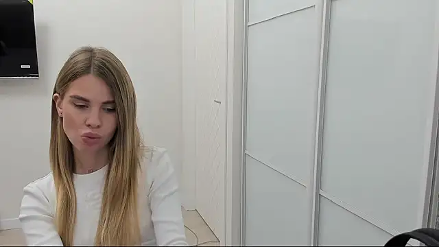 Snapshot of LinaBey chatting on 4, 11, 2025 LinaBey online show from 4, 11, 2025