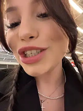 Kissy Moon online show from 9, 11, 2025