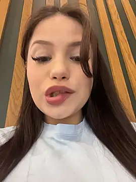 Kissy Moon online show from 7, 11, 2025