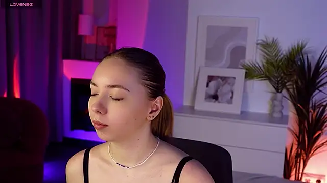 Nora Miller online show from 22, 11, 2025