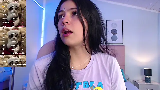 KikiVelvet online show from 13, 11, 2025