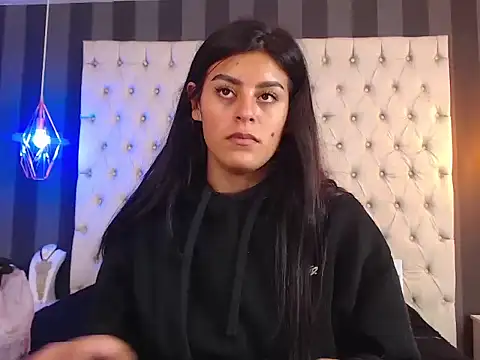 Camile Petite online show from 6, 11, 2025