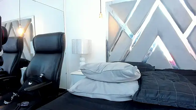 NinaaVelvet online show from 6, 11, 2025