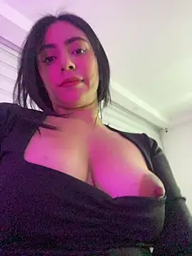 Snapshot of Sara-215 chatting on 5, 6, 2026 Sara-215 online show from 5, 6, 2026
