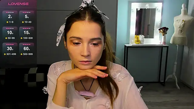 Hana Flo  online show from 15, 12, 2025