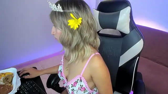 Snapshot of Julietta01 chatting on 21, 11, 2025 Julietta01 online show from 21, 11, 2025