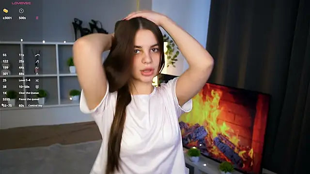 Snapshot of LauraHansil chatting on 4, 11, 2025 LauraHansil online show from 4, 11, 2025