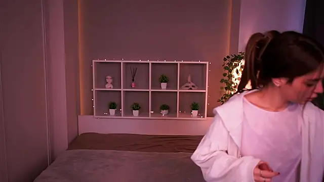 Snapshot of LauraHansil chatting on 8, 11, 2025 LauraHansil online show from 8, 11, 2025