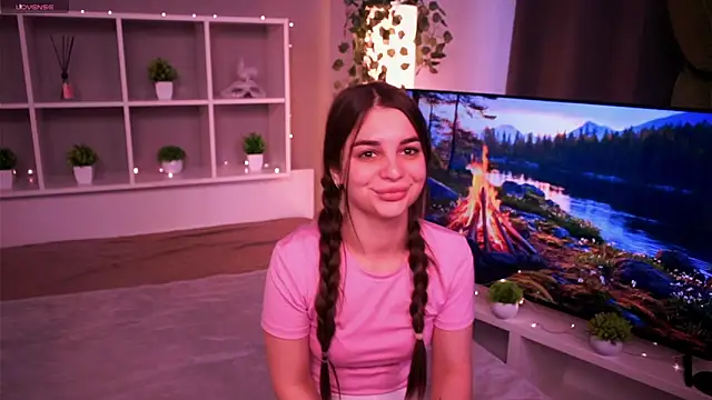 Snapshot of LauraHansil chatting on 5, 11, 2025 LauraHansil online show from 5, 11, 2025