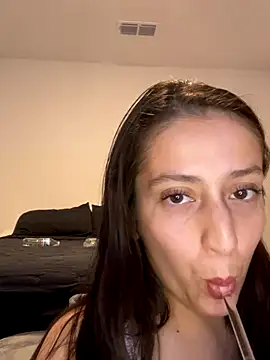 Snapshot of Synne chatting on 22, 11, 2025 Synne online show from 22, 11, 2025