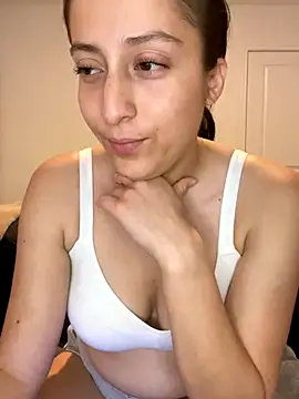 Snapshot of Synne chatting on 23, 11, 2025 Synne online show from 23, 11, 2025