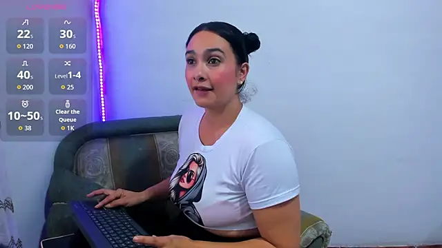 Isa-Giraldo online show from 12, 11, 2025