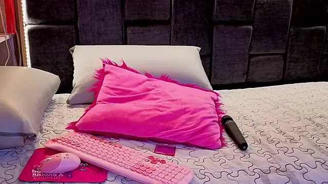 Snapshot of Im-Lola chatting on 1, 3, 2026 Im-Lola online show from 1, 3, 2026