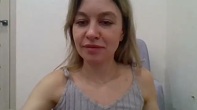 Snapshot of Little_Milf_5 chatting on 3, 12, 2025 Little Milf 5 online show from 3, 12, 2025