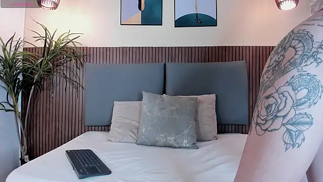 Mia Harvey online show from 10, 11, 2025