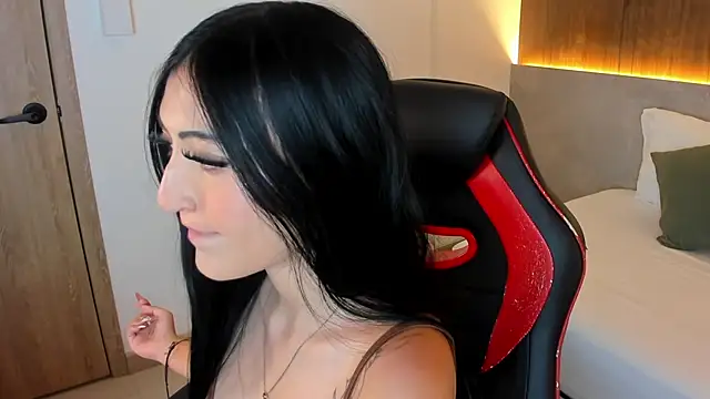 brigitte pink  online show from 19, 11, 2025