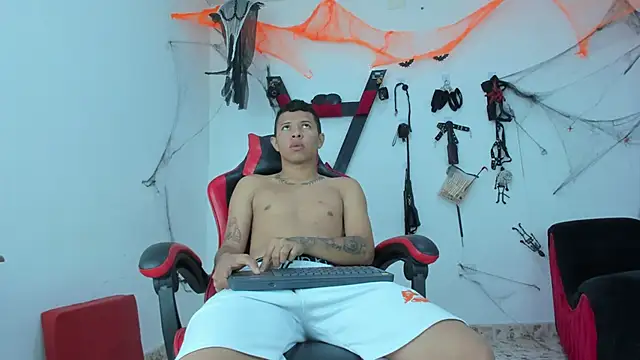 Steven19 LatinBoy online show from 4, 11, 2025