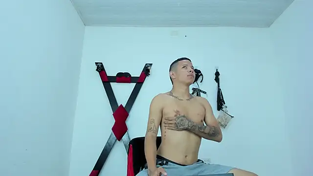 Steven19 LatinBoy online show from 10, 11, 2025