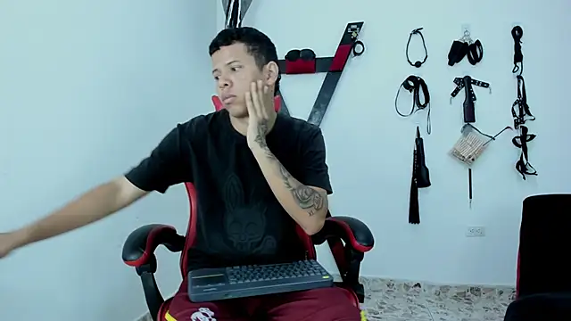 Steven19 LatinBoy online show from 5, 11, 2025