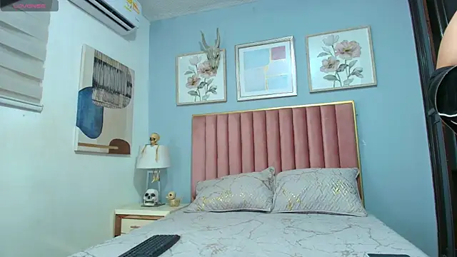 ScarlettWild  online show from 13, 11, 2025