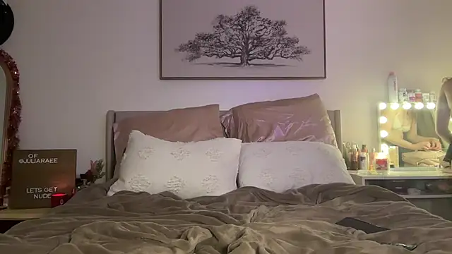 Snapshot of juliaraee chatting on 14, 12, 2025 juliaraee online show from 14, 12, 2025