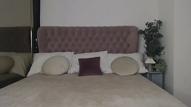 Sandra angel  online show from 15, 11, 2025