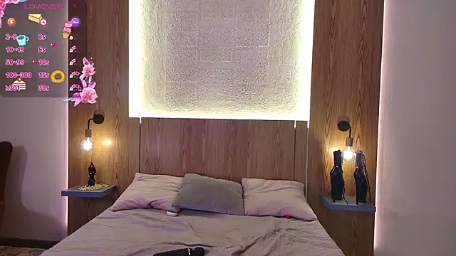 Nicolle moors online show from 3, 12, 2025