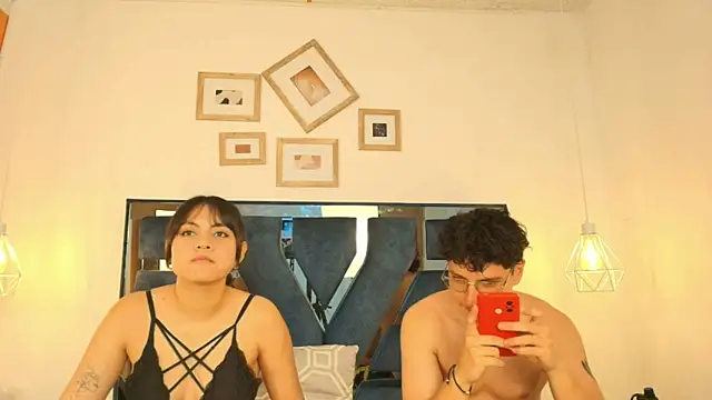 Snapshot of Zoe_And_Dylan_ chatting on 19, 11, 2025 Zoe And Dylan online show from 19, 11, 2025