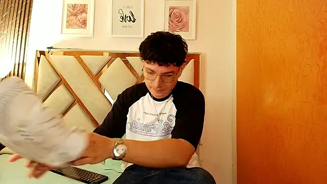 Snapshot of Zoe_And_Dylan_ chatting on 4, 8, 2026 Zoe And Dylan online show from 4, 8, 2026