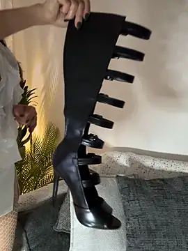 HotLdyllic online show from 17, 4, 2026