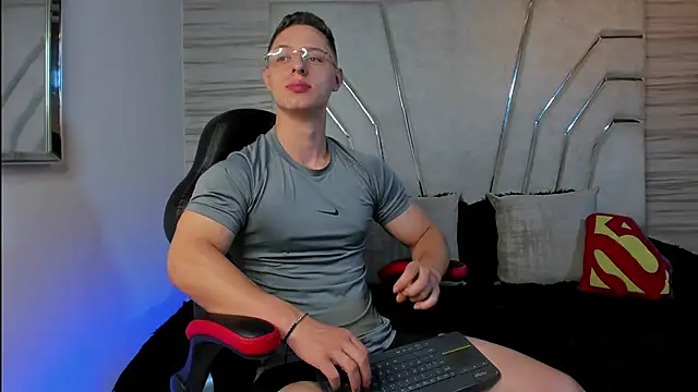 Snapshot of MAXTHOMSON chatting on 8, 11, 2025 MAXTHOMSON online show from 8, 11, 2025