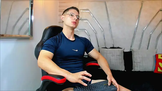 Snapshot of MAXTHOMSON chatting on 6, 11, 2025 MAXTHOMSON online show from 6, 11, 2025