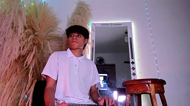 Snapshot of Leo_Glow chatting on 10, 2, 2026 Leo Glow online show from 10, 2, 2026