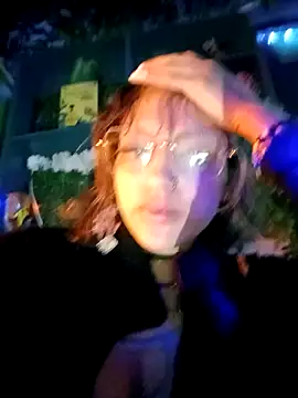 BellaChiquis  online show from 18, 11, 2025