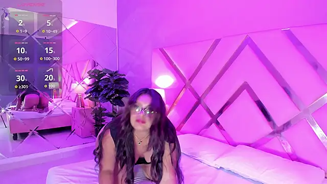 GiselJones online show from 5, 11, 2025