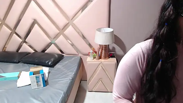 GiselJones online show from 28, 11, 2025