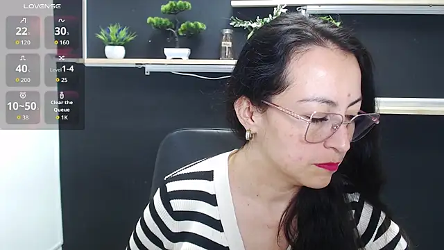 Lauryn Jones online show from 28, 4, 2026