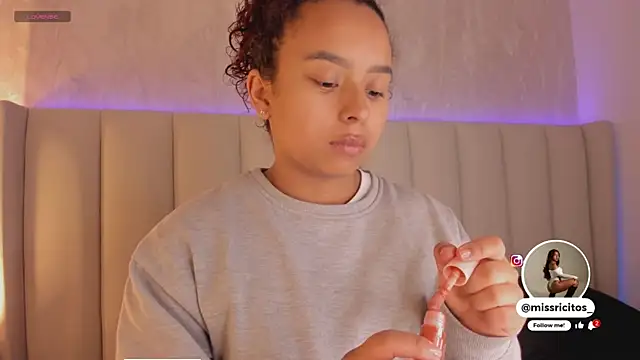 LaraCurls online show from 3, 12, 2025