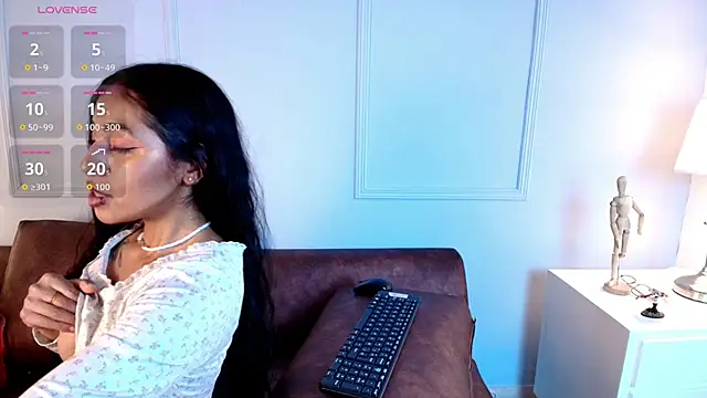 Auramoone online show from 7, 11, 2025