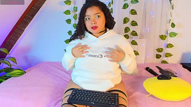 Snapshot of alanaa_gomezz chatting on 18, 6, 2026 alanaa gomezz online show from 18, 6, 2026