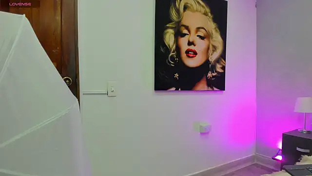 Snapshot of kendra_london chatting on 26, 11, 2025 kendra london online show from 26, 11, 2025