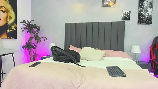 Snapshot of kendra_london chatting on 28, 4, 2026 kendra london online show from 28, 4, 2026