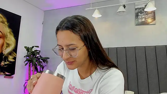 Snapshot of kendra_london chatting on 8, 7, 2026 kendra london online show from 8, 7, 2026