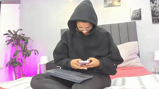 Snapshot of kendra_london chatting on 13, 5, 2026 kendra london online show from 13, 5, 2026