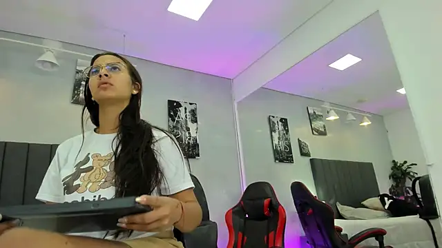 Snapshot of kendra_london chatting on 2, 3, 2026 kendra london online show from 2, 3, 2026