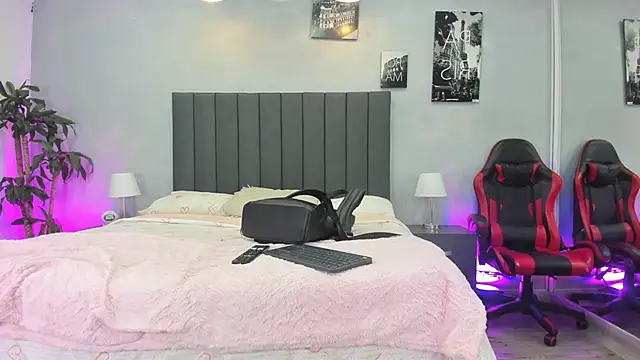 Snapshot of kendra_london chatting on 23, 4, 2026 kendra london online show from 23, 4, 2026