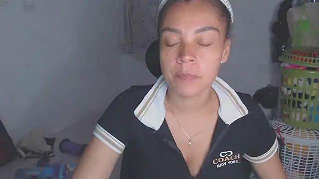 shayna cute online show from 17, 5, 2026